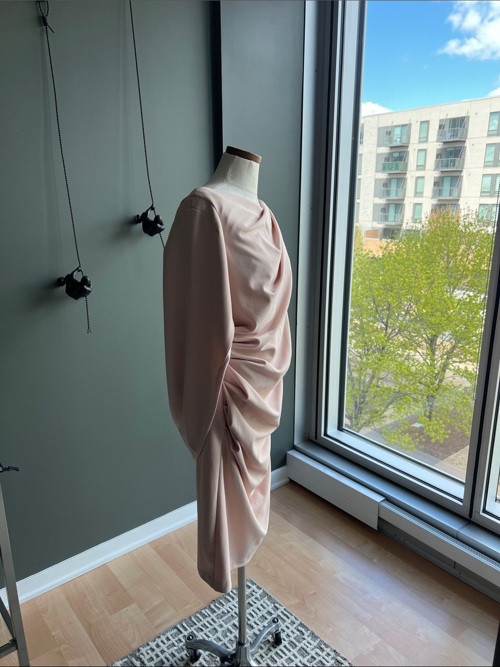 New Betsy & Adam Jordan Short Scuba Crepe Draped Back Dress in Blush Size 14 - Picture 3 of 7